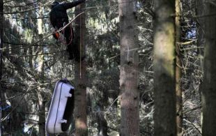 Baixando unha ba&ntilde;eira que atoparon nas p&oacute;las das &aacute;rbores