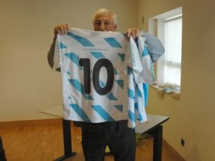 Unha imaxe da camisola que Bugallo, Souto e Ad&aacute;n entregaron &aacute;s irmandi&ntilde;as