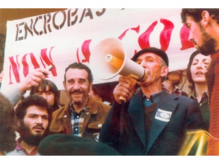 Un veci&ntilde;o de Baldaio cun meg&aacute;fono na man, a car&oacute;n de Moncho Valcarce