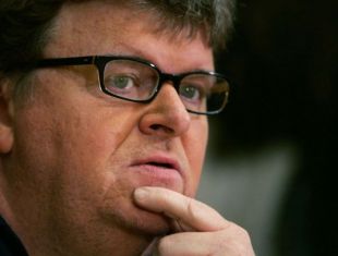 Michael Moore sen a s&uacute;a m&iacute;tica gorra