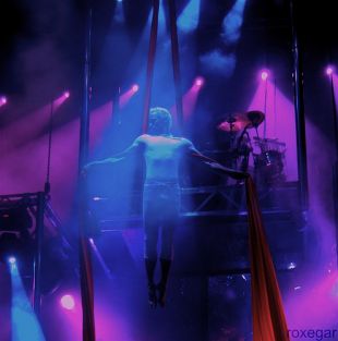 O espect&aacute;culo da Panorama, captado por roxegar no seu Flickr / Andr&eacute; Medeiros fai equilibrios nunha actuaci&oacute;n na Coru&ntilde;a este ver&aacute;n