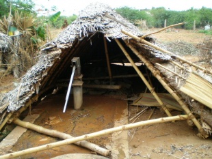 O alpendre derrubado pola chuvia / Foto: Mar&iacute;a Reim&oacute;ndez