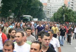 Subindo cara a Praza do Rei, onde se desenvolveu a primeira asemblea / Imaxe: Z&eacute;lia Garcia