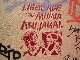 Pintadas que piden a liberdade de Mumia, en Berl&iacute;n e en Lisboa (a primeira do Flickr de dubnars , e a segunda no de arteurbana)