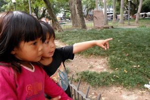 Dious meni&ntilde;os da tribo dos Guarani / Flickr: robvini