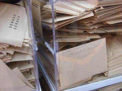 Alg&uacute;ns sobres vi&ntilde;an co remite posto