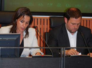 D&uacute;as imaxes da presentaci&oacute;n da candidatura / Na segunda, o momento no que Miranda le o manifesto en galego