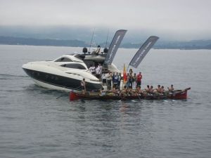A tripulaci&oacute;n do N&aacute;utico de Vigo coa bandeira de Vilagarc&iacute;a