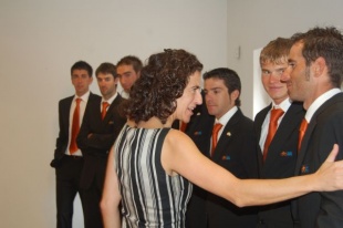 &Aacute;nxela Bugallo saudando un por un aos ciclistas do KGZ, detense un momento a falar con Ezequiel Mosquera