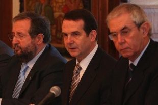 Caballero, no centro, nunha xuntanza do Eixo Atl&aacute;ntico