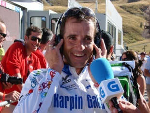 Sorrindo ao falar coa prensa ao t&eacute;rmino dunha etapa, cando &iacute;a quinto na xeral