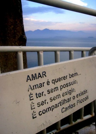 Escrito sobre amar, a car&oacute;n do mar, en Floripa, no Brasil / Flickr: vanmagenta