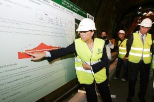 A ministra de Fomento, Magdalena &Aacute;lvarez, nunha visita &aacute;s obras do tramo Ourense-Compostela (clique para ampliar)