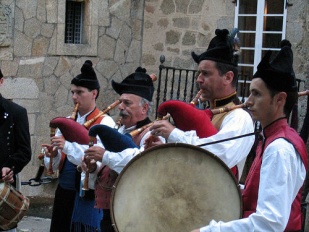 Con gaitas pola r&uacute;a / Flickr: Xan do Batan