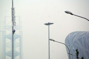 A faixa pendurada a car&oacute;n do estadio, en Beix&iacute;n. Nela p&oacute;dese ler "Un mundo, un so&ntilde;o: liberdade para o T&iacute;bet"