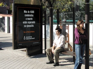 Outra das vellas reivindicaci&oacute;ns do colectivo, contra a pena de morte nunha parada de bus / Flikcr: LiveU4