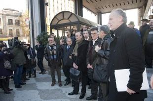 Os imputados, antes de entrar ao xu&iacute;zo (clique para ampliar)