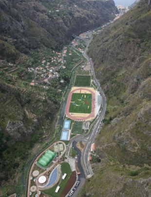 O Est&aacute;dio dos Barreiros, onde xogaron, na illa de Madeira
