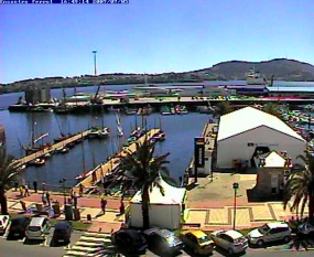 Preto das 17 h. xa hab&iacute;a varios barqui&ntilde;os antigos a vela amarrados no peirao