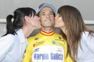 Recibindo a camisola amarela e as flores de ga&ntilde;ador