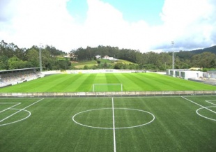 As instalaci&oacute;ns (ou non instalaci&oacute;ns) nas que adestrou o clube durante anos (leiras, terras), contrastan co bo estado do campo de f&uacute;tbol de Cerceda
