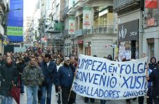 Portando a pancarta coas reivindicaci&oacute;ns, por unha r&uacute;a viguesa / Imaxe: CIG