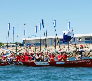 Os membros do N&aacute;utico, coa bandeira que os acredita como campi&oacute;ns (clic para ampliar)