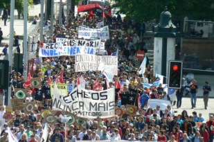 Unhas 8.000 persoas sa&iacute;ron "&aacute; r&uacute;a pola r&iacute;a" / Imaxe: Z&eacute;lia Garc&iacute;a