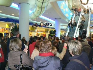 Imaxe da ocupaci&oacute;n do Centro Comercial Gran V&iacute;a, en Vigo
