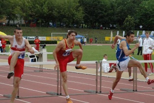 Den&iacute;s Gal&aacute;n, no centro, foi quinto en 100 metros valados