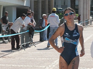 Saleta Castro, correndo en Estoril (Portugal) no debut da selecci&oacute;n galega