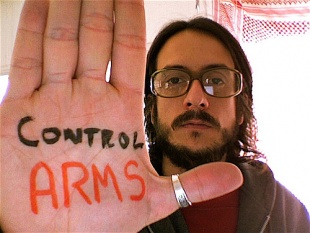 Actos da campa&ntilde;a 'Armas baixo control'. Imaxe tirada do Flickr de Radio C&aacute;psula