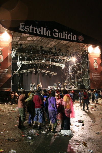 Un treb&oacute;n baleirou a zona do festival ao remate dos concertos do s&aacute;bado
