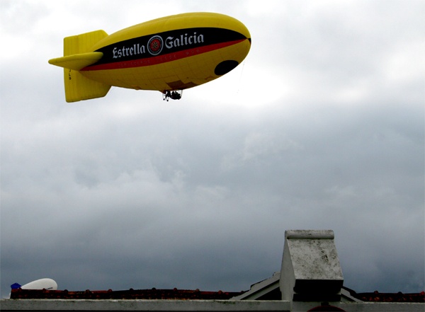 A&iacute;nda que non se aprecie, este inchable levaba un home pendurado do bandullo (do inchable, claro)