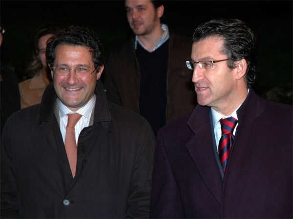 Gerardo Conde Roa e Alberto N&uacute;&ntilde;ez Feijoo facendo tempo coa prensa antes de entrar