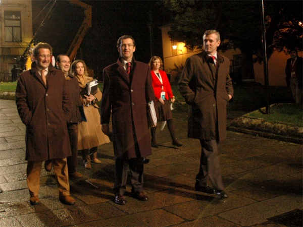 Cinco segundos tarde sobre o horario previsto chega N&uacute;&ntilde;ez Feijoo con Conde Roa e o seu lugartenente, Rueda de Valenzuela