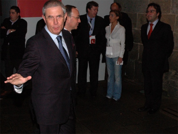 Touri&ntilde;o, tam&eacute;n puntual, entrando no convento