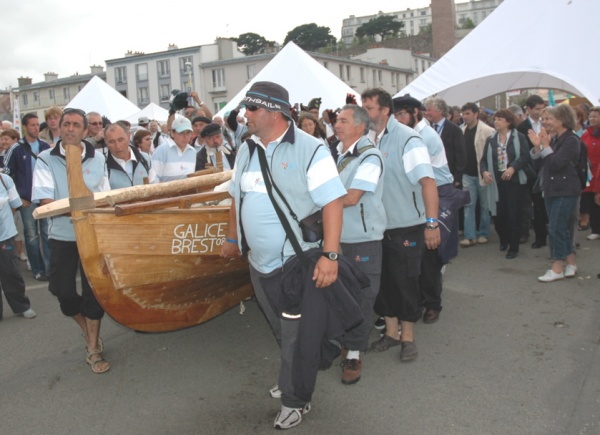 A dorna &eacute; levada pola delegaci&oacute;n at&eacute; o mar (1)