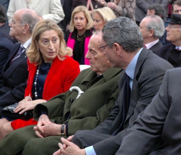 Na foto, o alcalde de Madrid, Alberto Ru&iacute;z Gallard&oacute;n; o ex-presidente da Xunta, Manuel Fraga; e a coordinadora de pol&iacute;tica social do PP e ex-ministra, Ana Pastor.