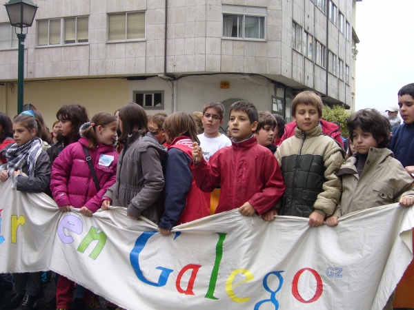 Manifestaci&oacute;n polo dereito a vivirmos en galego